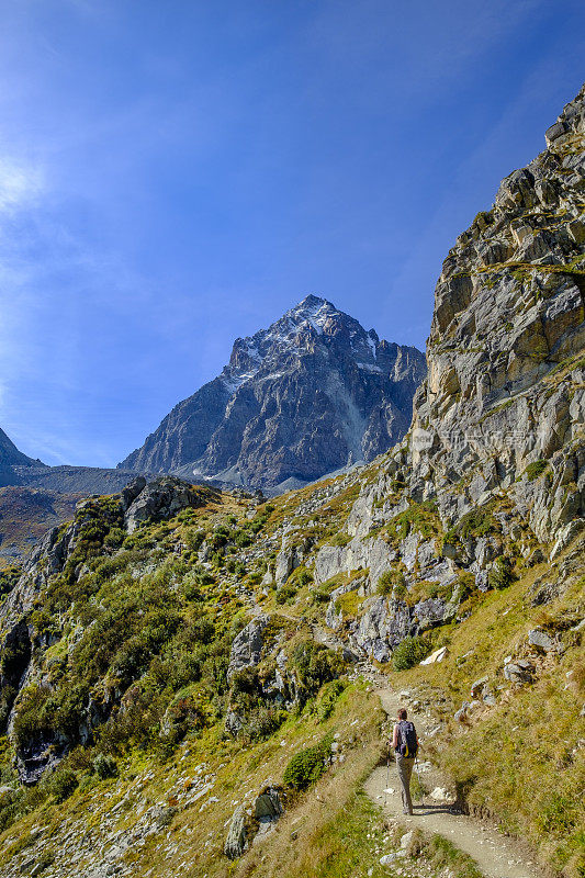 从Pian del Re到Rifugio Sella的小径，在Monviso山脚下。意大利北部皮埃蒙特的科提亚阿尔卑斯山